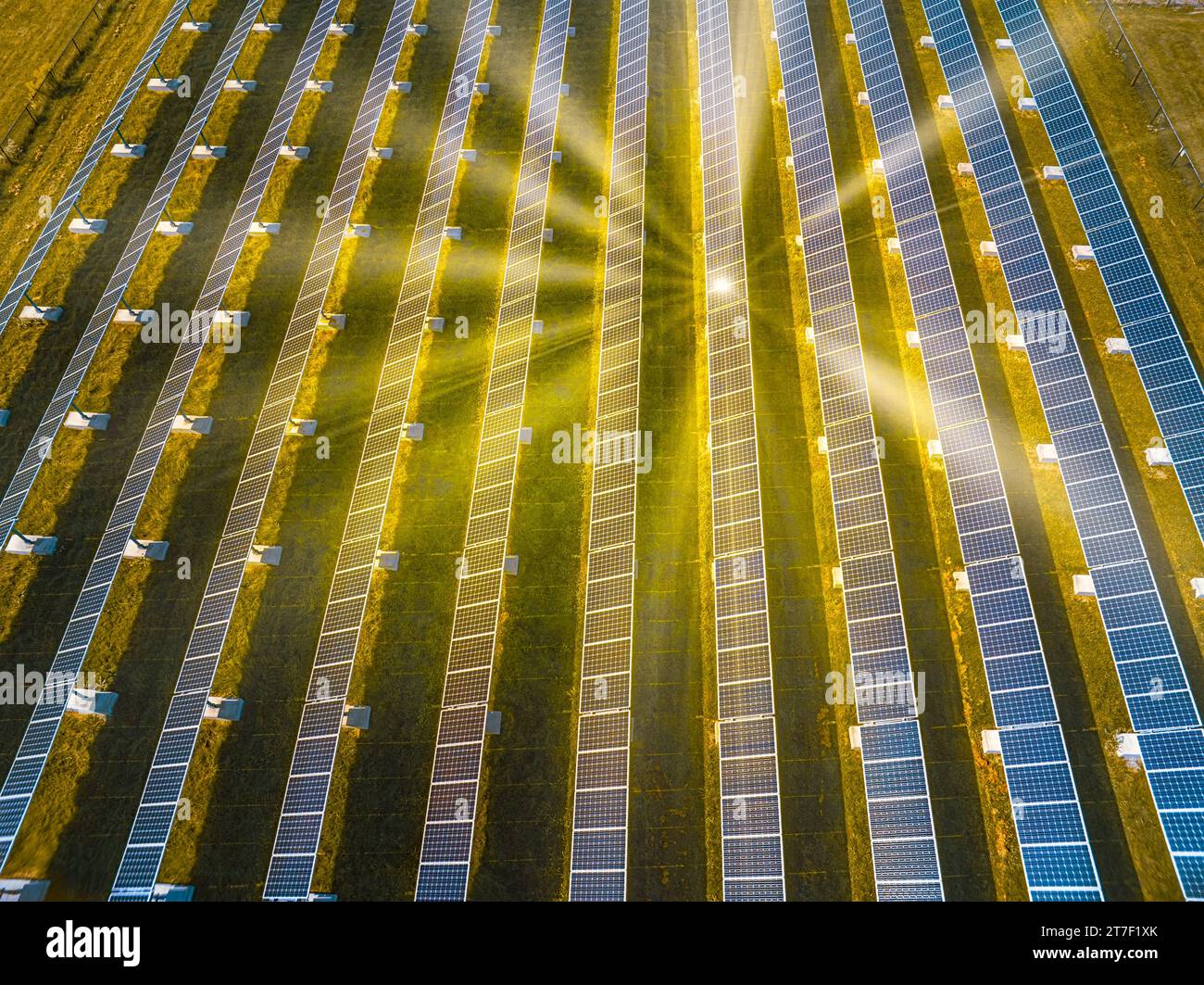 DTE Solarkraftanlage (517 kW DC) in St. Clair RESA School in Michigan, USA - ein Beispiel für die Expansionsdiskussionen von Solarprojekten für COP28 Stockfoto