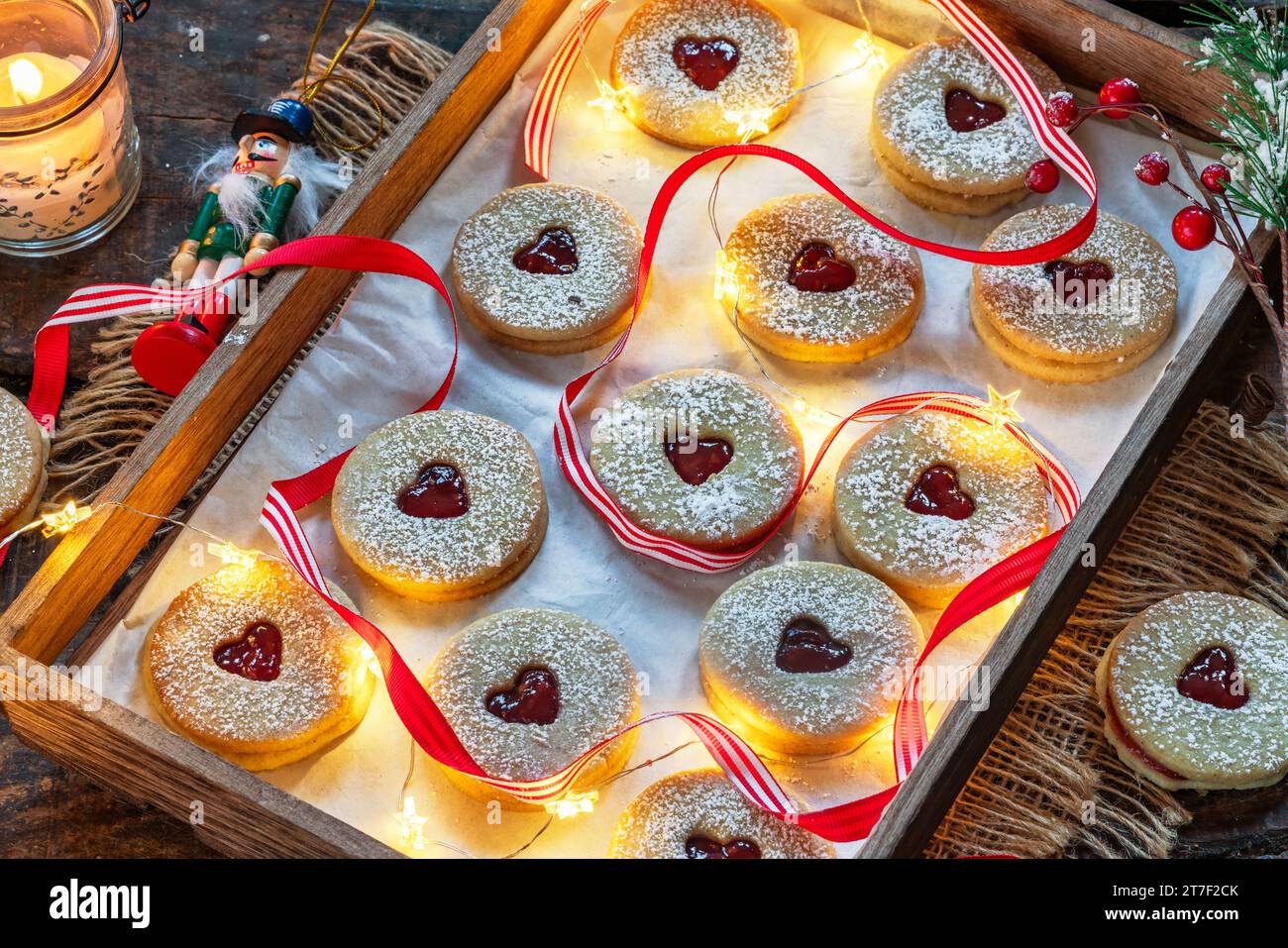 Linzer Cookies – österreichisches Weihnachtsgebäck mit Himbeermarmelade Stockfoto