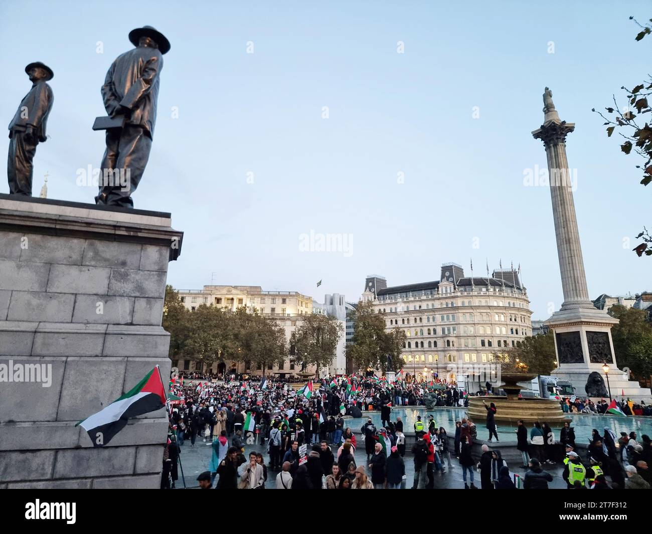 Tausende von Demonstranten erheben Stimmen, tragen Plakate und zeigen ihre Unterstützung für die Palästinenser am Trafalgar Square im Zentrum Londons. Vereinigtes Königreich. Stockfoto