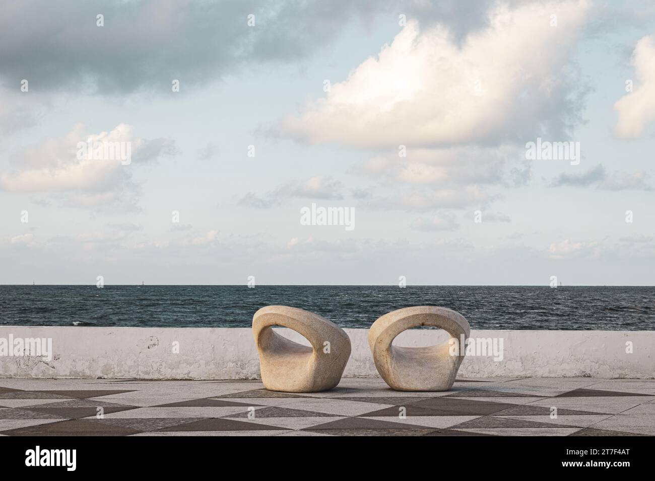 Steinstuhl, öffentliche Möbel an der Hafenpromenade von Veracruz, 2023 Stockfoto