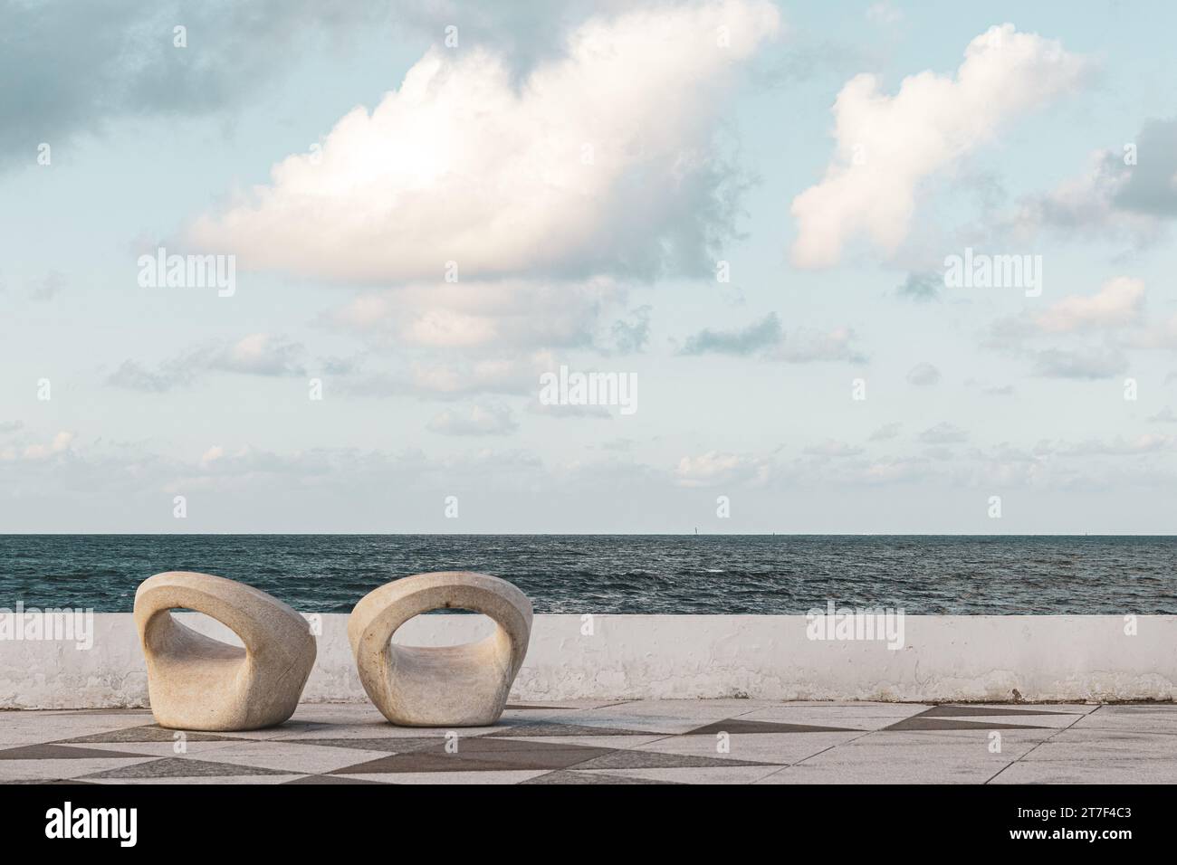 Steinstuhl, öffentliche Möbel an der Hafenpromenade von Veracruz, 2023 Stockfoto