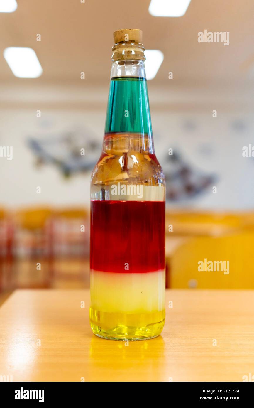 Eine Flasche mit verschiedenfarbigen Flüssigkeiten Stockfoto