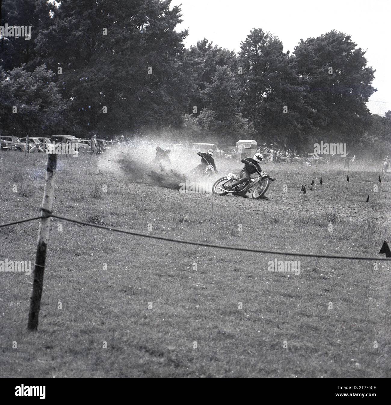 1960er Jahre, historischer Rasen speedway Wettbewerb, männliche Fahrer auf ihren Motorrädern Rennen auf einem Grasfeld, England, Großbritannien. Stockfoto