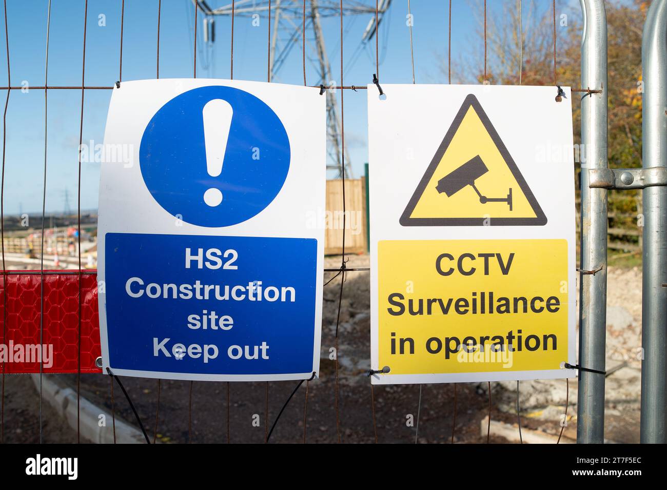 Wendover, Großbritannien. November 2023. HS2-Baustelle und CCTV-Überwachungsschilder an einem HS2-Standort in Wendover, Buckinghamshire. Obwohl Rishi Sunak das Northern Leg der HS2 High Speed Rail gestrichen hat, wird der Bau des HS2 in Phase 1 in den Chilterns, einem Gebiet von Natural Outstanding Beauty, fortgesetzt. Viele Bewohner der Chilterns sind wütend über HS2 und die schädlichen Auswirkungen, die es auf die Landschaft hat, und alles ohne Nutzen für Buckinghamshire, da der Zug dort nicht halten wird. Quelle: Maureen McLean/Alamy Live News Stockfoto