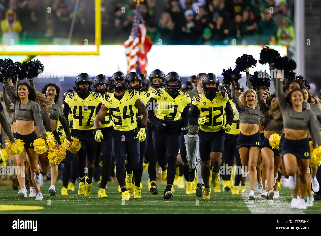 Mitglieder der Oregon Ducks nehmen das Feld vor dem regulären College
