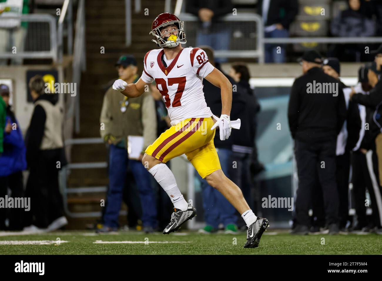 Der USC Trojans Tight End Lake McRee (87) wärmt sich vor dem regulären College Football-Spiel gegen die Oregon Ducks auf, Samstag, den 11. November 2023. Stockfoto