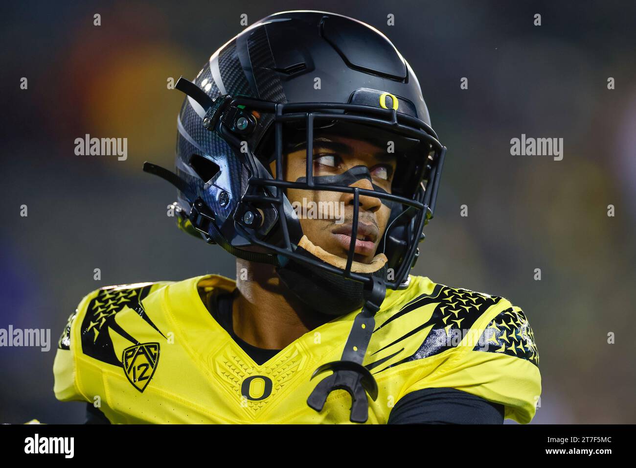 Der Oregon Ducks Wide Receiver Gary Bryant Jr. (2) wärmt sich vor einem regulären College Football-Saisonspiel gegen die USC Trojans am Samstag, den 11. November auf Stockfoto