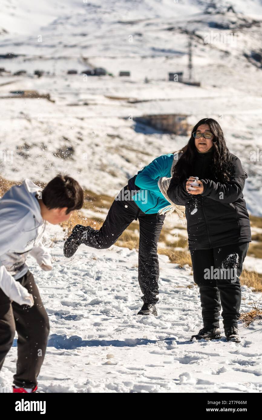 Hochwertige Familienzeit: Ein herzerwärmender Moment, während diese lebhafte Familie Winteraktivitäten in Sierra Nevada, Granada, genießt Stockfoto