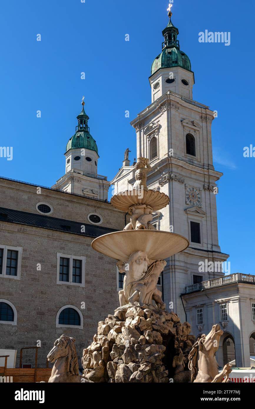 Brunnen vor dem barocken Dom in Salzburg, Österreich Stockfoto