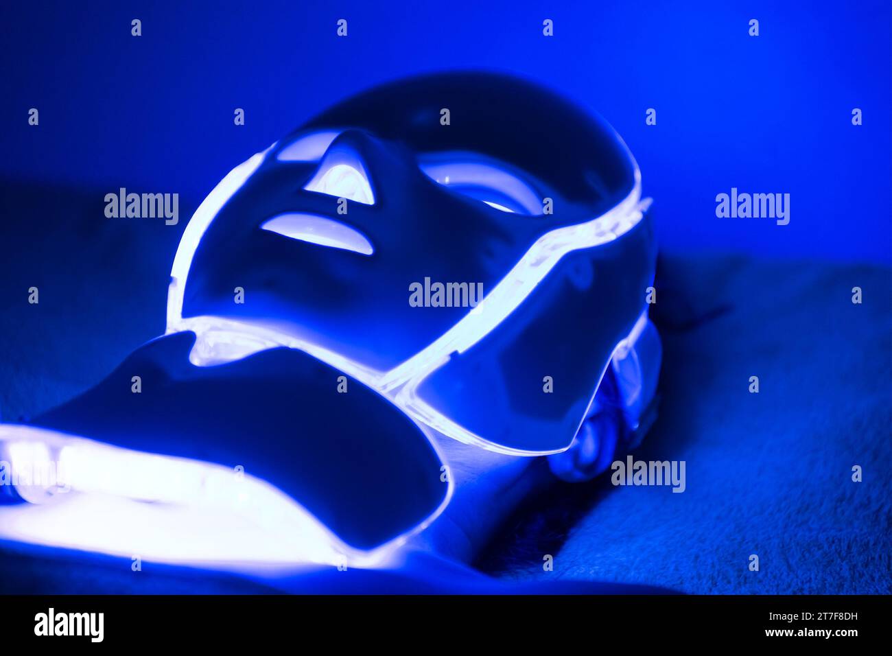 Photodynamische Therapie-Gesichtsmaske im Frauengesicht Stockfoto
