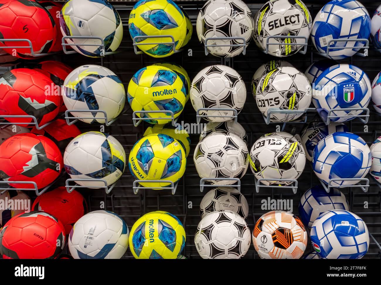 Italien - 15. November 2023: Fußballbälle in verschiedenen Farben und Marken in Regalen zum Verkauf im Decathlon Bekleidungs- und Sportartikelgeschäft, Dez Stockfoto