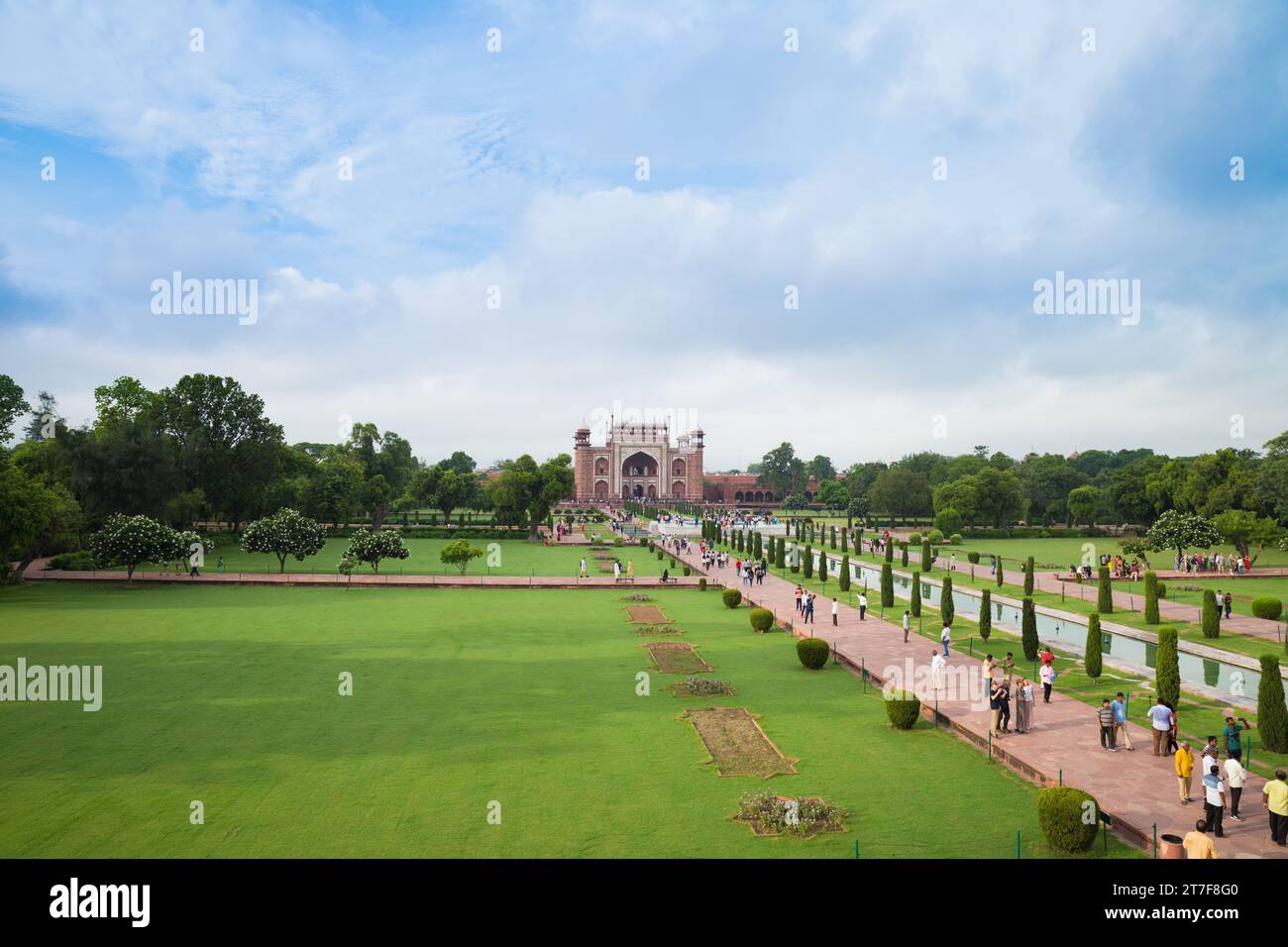 Blick auf den Garten des Taj Mahal aus der Vogelperspektive mit Moschee Stockfoto