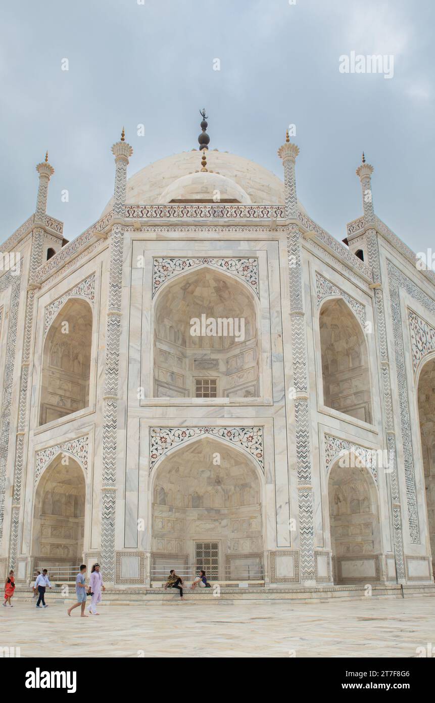 Taj Mahal, Indien bis 03. Juli 2019: Touristen vor dem Taj Mahal Mausoleum Stockfoto