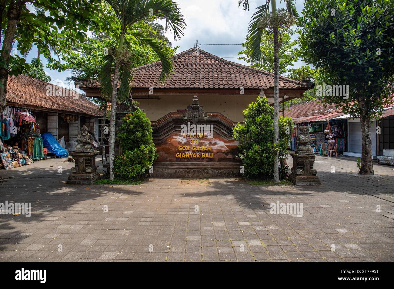 Goa Gajah - Elefantenhöhle. Dieser Park-ähnliche Tempelkomplex bietet einen wunderschönen Garten mit alten Bäumen und tropischen Pflanzen. Tolle verzauberte Wege Bali Stockfoto