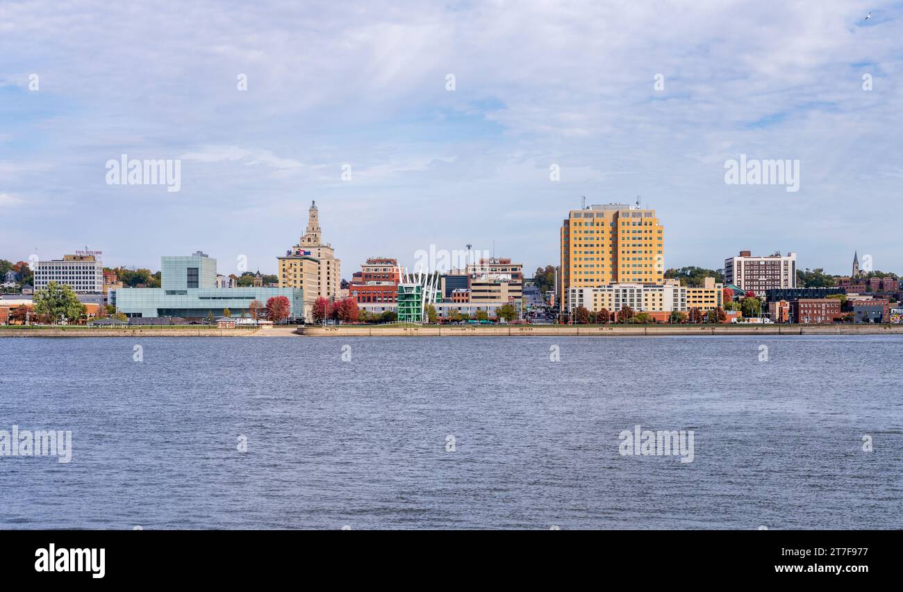 Davenport, IA - 18. Oktober 2023: Panorama der Innenstadt von Davenport mit Figge Art Museum am Mississippi River in Iowa Stockfoto