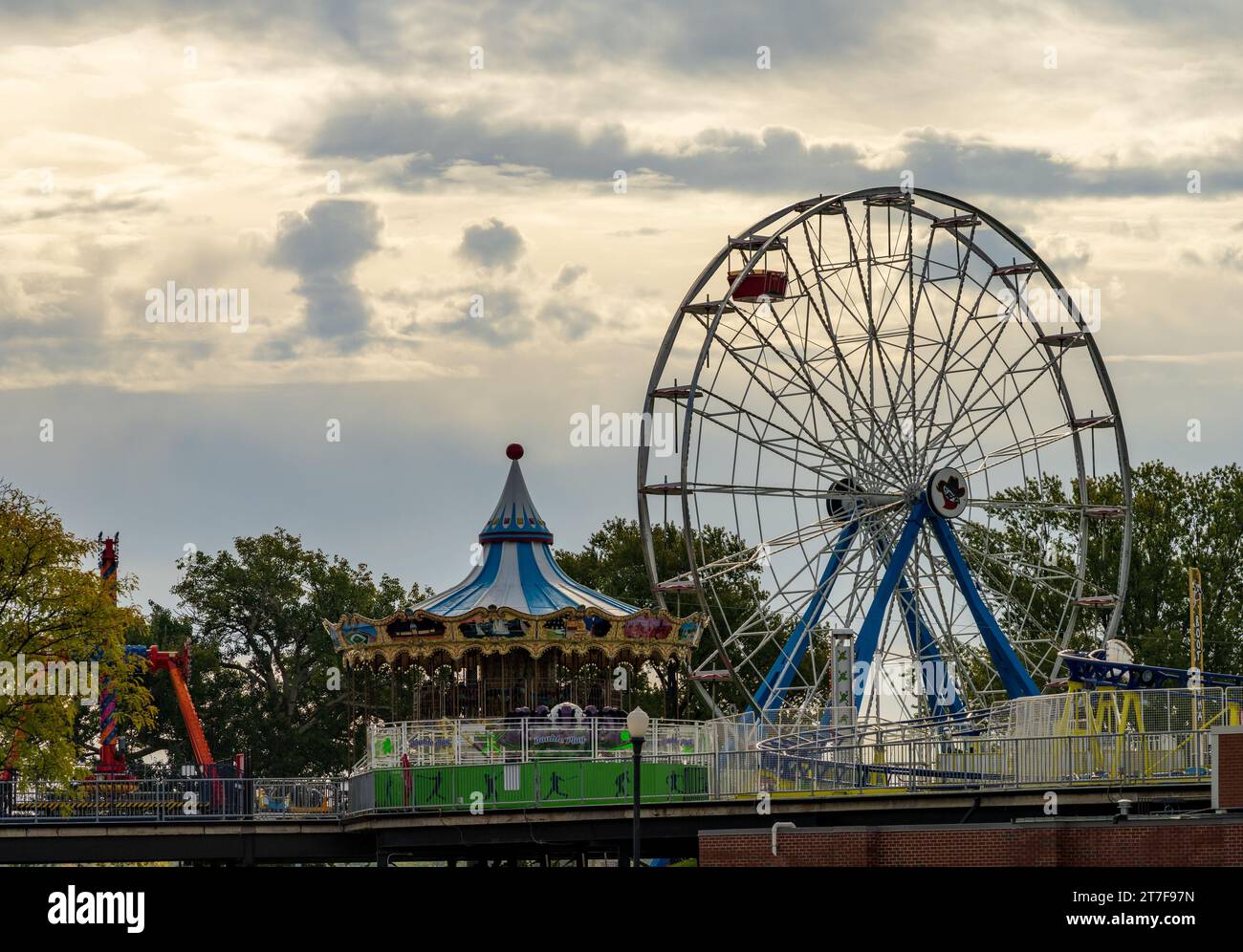 Davenport, IA - 18. Oktober 2023: Demontage der Fahrgeschäfte im Vergnügungspark im Winter Stockfoto