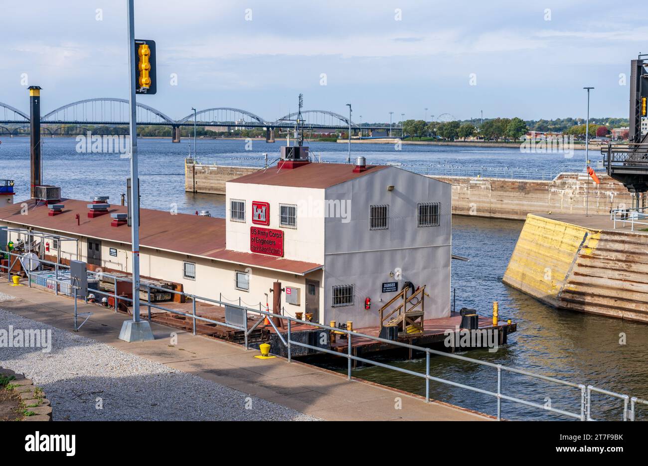 Das Army Corps of Engineers Barge mit Büros erreicht Lock and Dam No. 15 in Davenport, Iowa Stockfoto