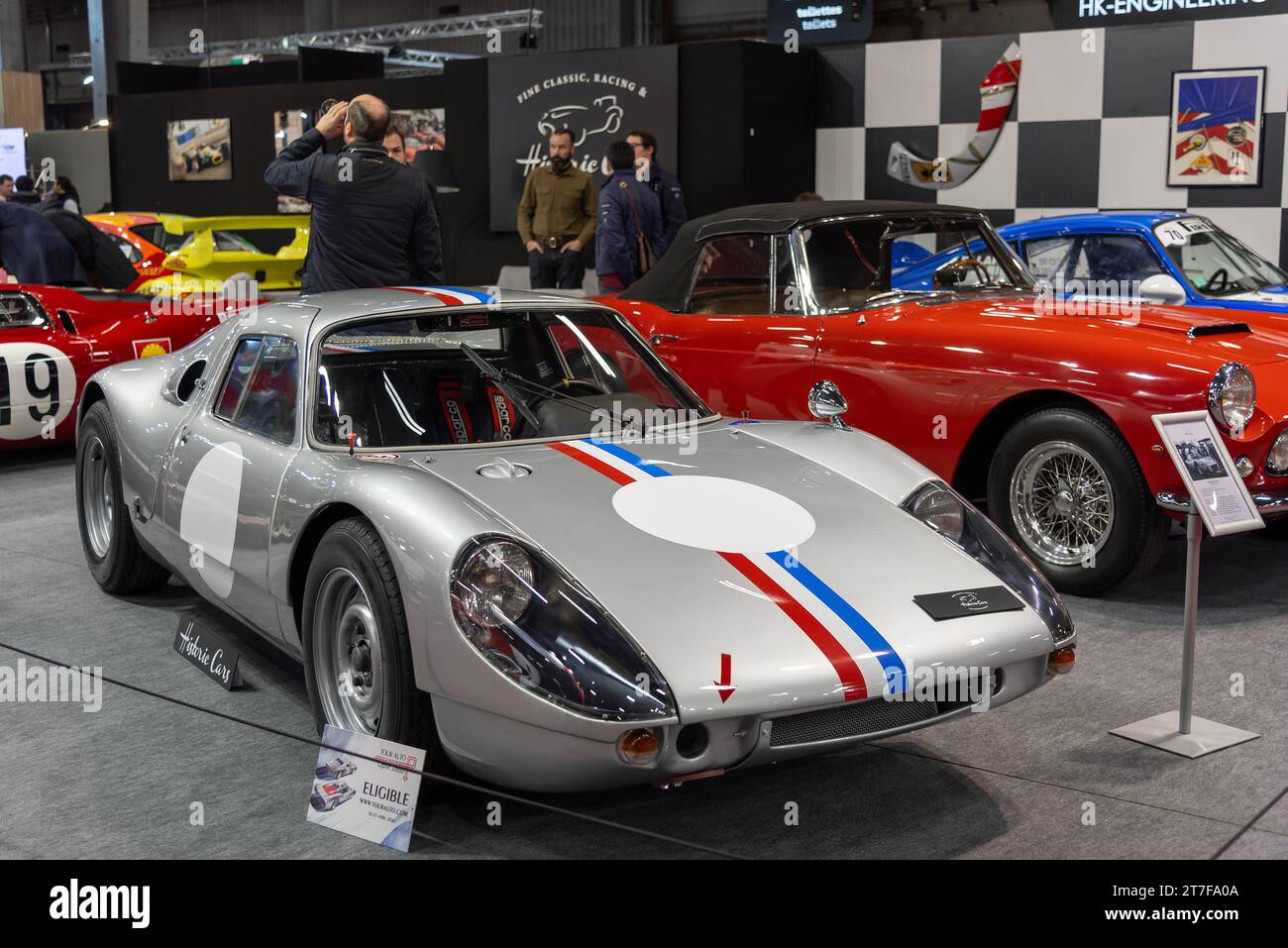 Paris, Frankreich - Rétromobile 2020. Schwerpunkt auf einem grauen Porsche 904 GTS 1964. Fahrgestellnr 049. Stockfoto