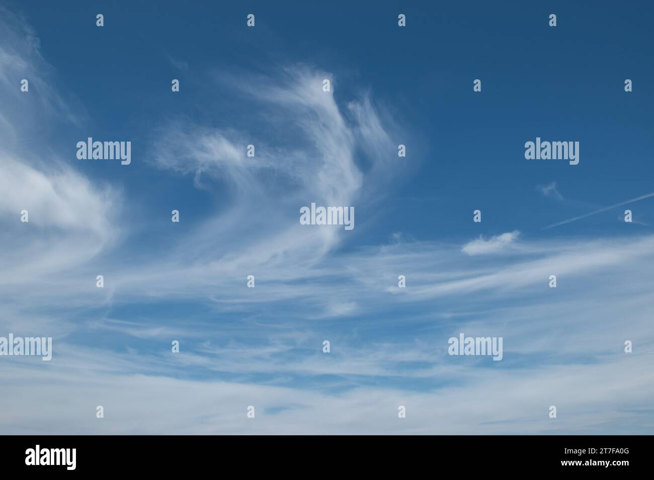 Cirrus Wolken Himmel Hintergrund. Stockfoto