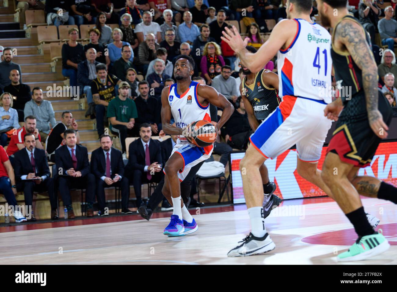Monaco, Monaco. November 2023. Rodrigue Beaubois #1 und #41 ante Zizic von Efes Anadolu Istanbul sind in der 8. Runde der Turkish Airlines Euroleague Basketball zwischen AS Monaco und Efes Anadolu Istanbul im Salle Gaston Medecin zu sehen. Endrunde; Efes Anadolu Istanbul 89: 82 ALS Monaco. (Foto: Laurent Coust/SOPA Images/SIPA USA) Credit: SIPA US/Alamy Live News Stockfoto
