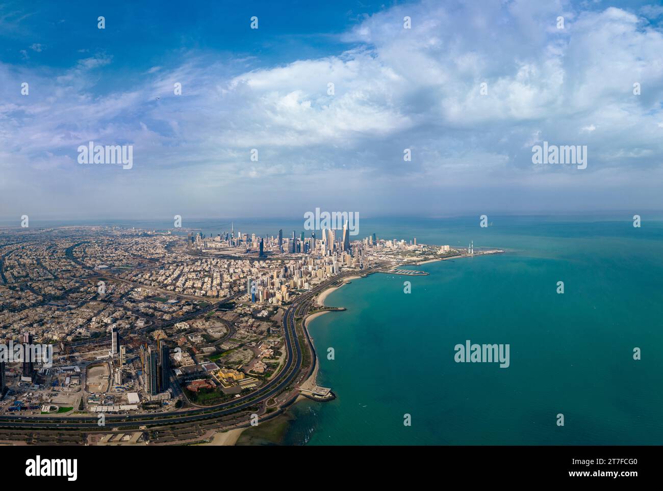 Ein Blick auf die Küste von Kuwait unter dem blauen Himmel Stockfoto