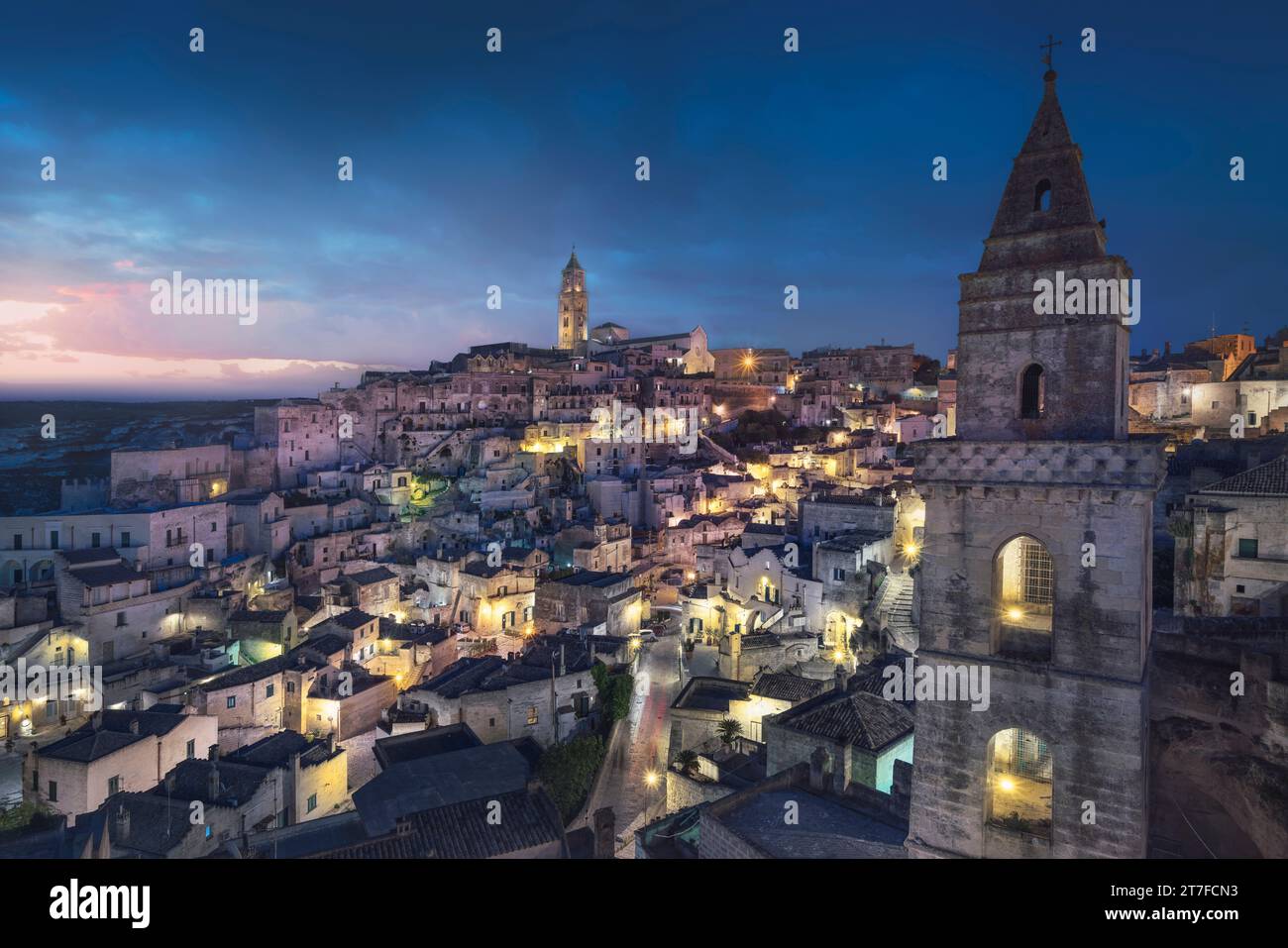 Blaue Stunde über der alten Sassi von Matera bei Sonnenaufgang. UNESCO-Weltkulturerbe. Region Basilicata, Italien. Stockfoto