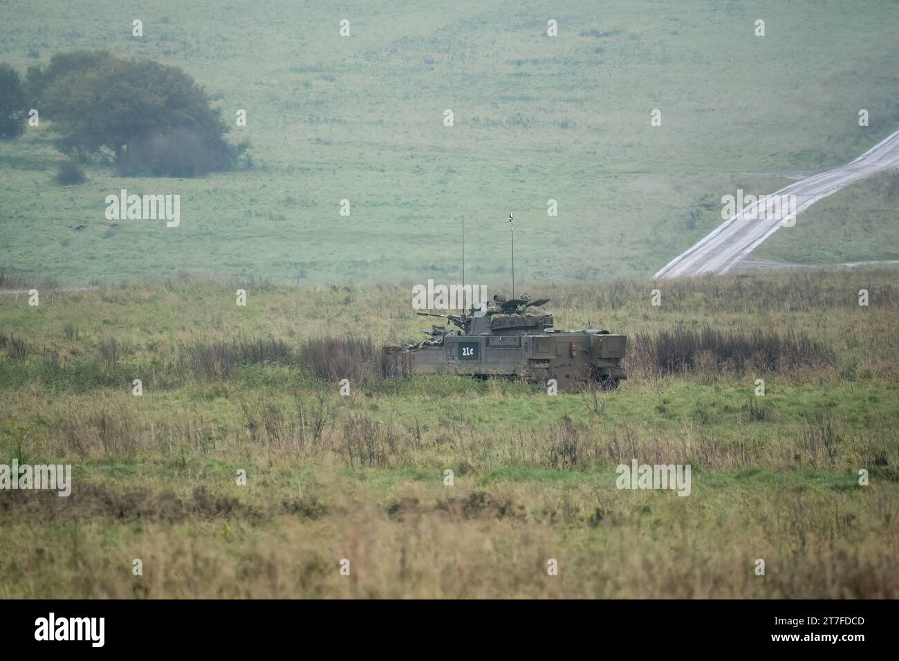 Britischer Armeekämpfer FV510 Infanterie-Kampffahrzeug in Aktion auf einer militärischen Übung Stockfoto