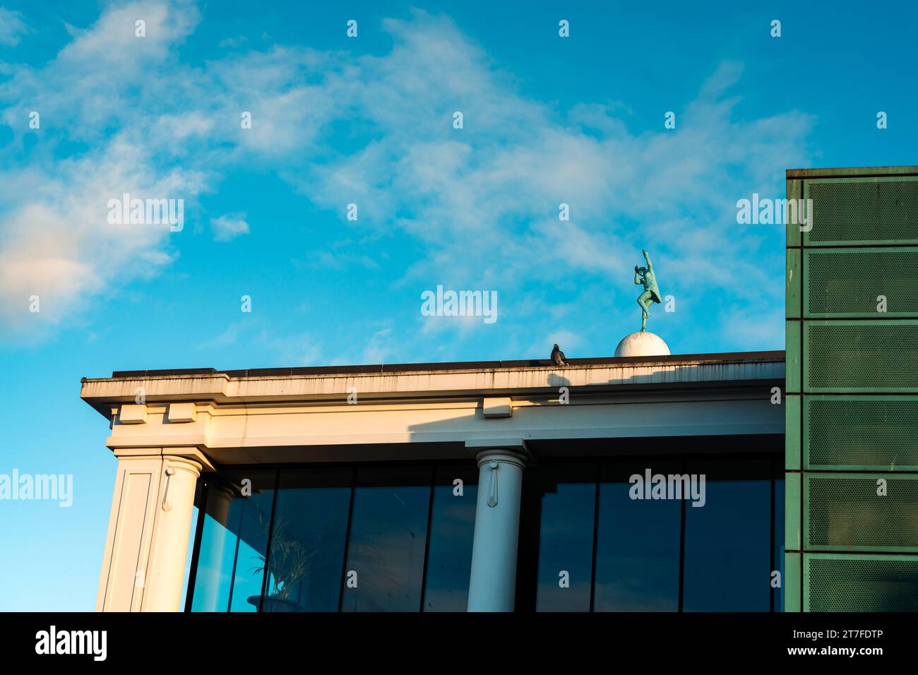 Blauer Himmel an der Whitley Bay und die weißen Türme von Spanish City an der Promenade Stockfoto