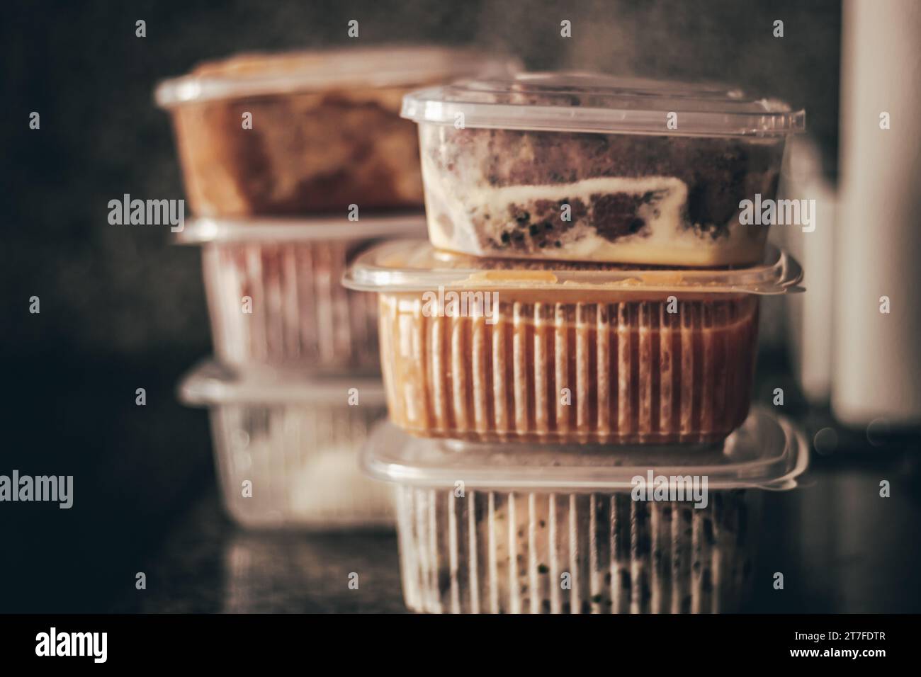 Sechs Tupperware-Kunststoffe von Tiefkühlkost, zum Essen in der Woche Stockfoto