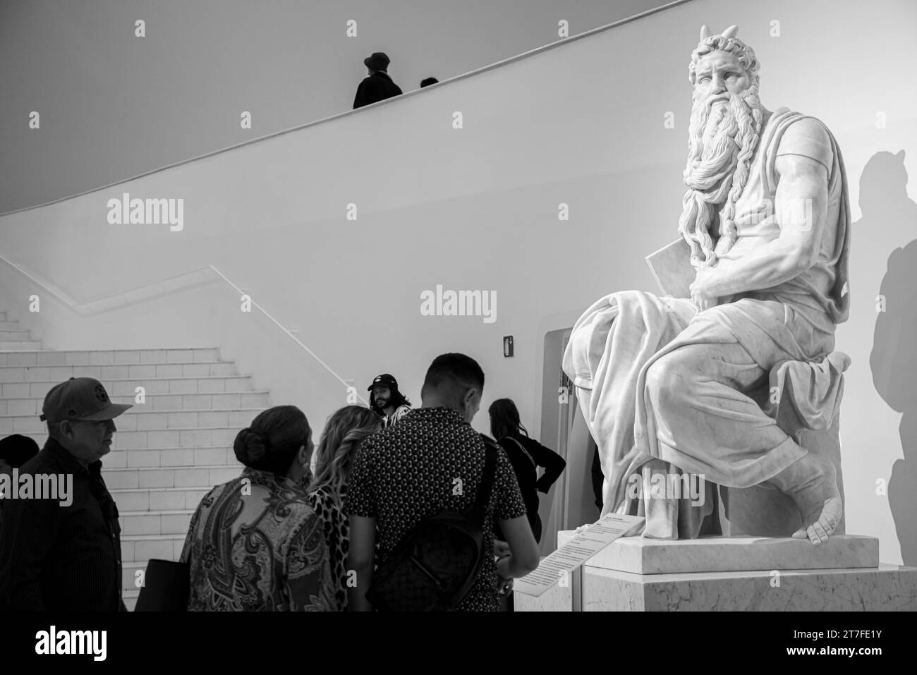 Ausstellungsraum für Skulpturen und Gemälde im Soumaya Museum auf der Plaza Carso in Mexiko-Stadt. Kulturinstitution mit der Sammlung der Carlos Slim Foundation, Conservas, untersucht die Kunstsammlung. Es beherbergt Werke des französischen Bildhauers Auguste Rodin, der europäischen Alten Meister El Greco, Tintoretto, Brueghel, Cranach, Zurbarán und Murillo und der Neuspanier Alten Meister Correa, Villalpando und Cabrera. Es hat die einzigen Werke von Vincent Van Gogh in Mexiko, José María Velasco, Agustín Arrieta, Dr. ATL, Diego Rivera, José Clemente Orozco und David Alfaro Siqueiros. (Foto: Luis Gutierrez/ Stockfoto