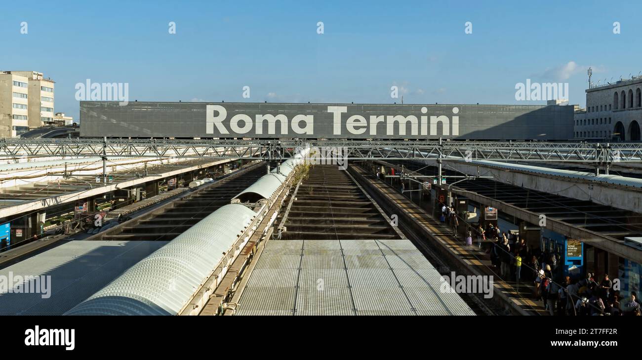 Der Hauptbahnhof Roma Termini ist der wichtigste öffentliche Verkehrsterminal für Bahn, U-Bahn, Busse und Straßenbahnen. Rom, Italien, Europa, EU. - Kopierraum Stockfoto