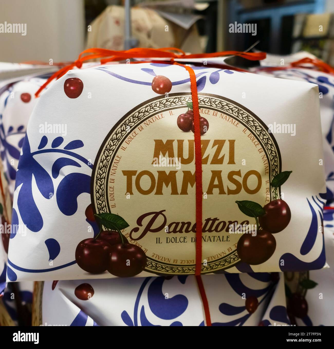 Boxed Panettone, traditionellen italienischen Weihnachten Frucht süß Brotlaib aus Italien; auf Diplay in einem Laden. Stockfoto