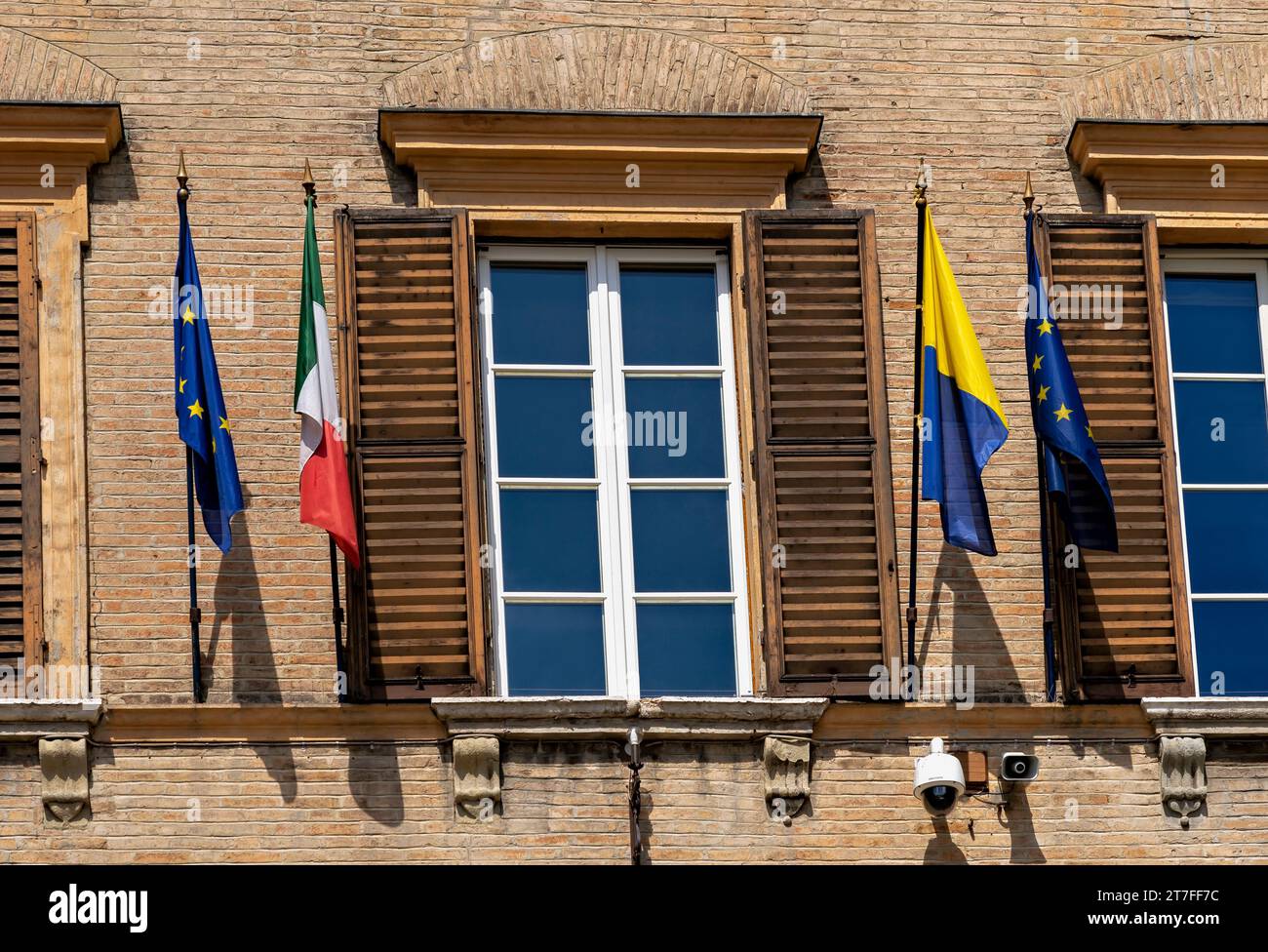 Europäische, italienische und ukrainische Flaggen. Solidarität und Unterstützung für die Ukraine. Russische Invasion. Rathaus. Piazza Grande, Modena, Italien, Europa, EU Stockfoto