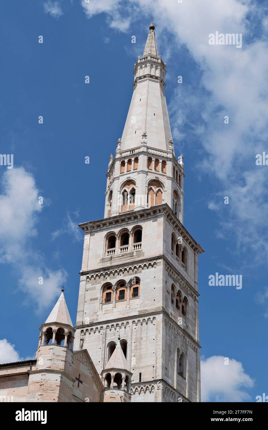 Torre della Ghirlandina ist der Glockenturm der Kathedrale von Modena. Piazza Grande, Modena, Emilia-Romagna, Europa, Europäische Union, EU Stockfoto