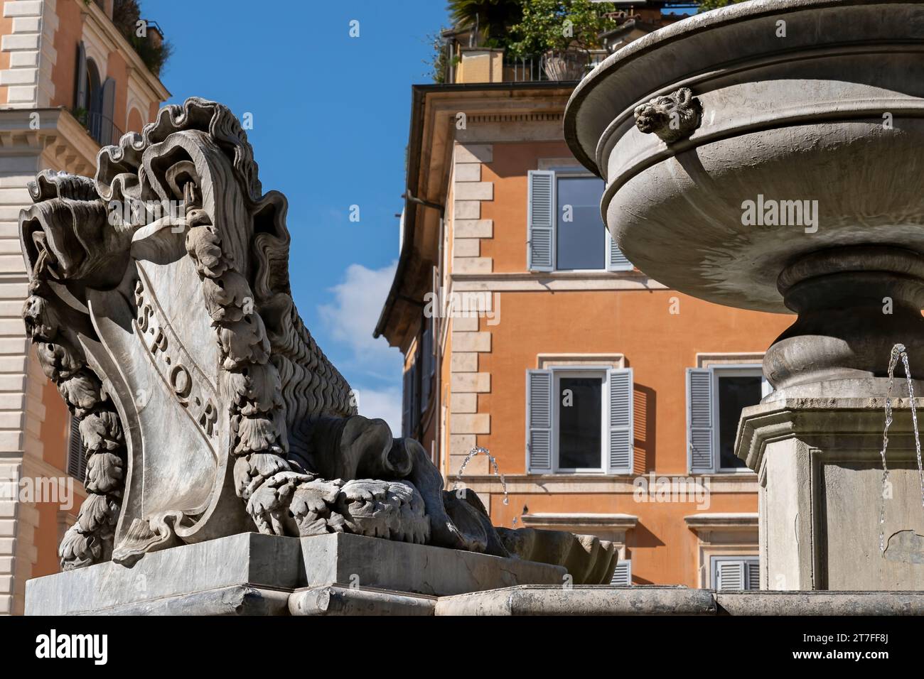 Brunnen auf der Piazza di Santa Maria in Trastevere. Das Viertel Trastevere ist das historische Herz von Rom, Italien, Europa, der Europäischen Union und der EU Stockfoto