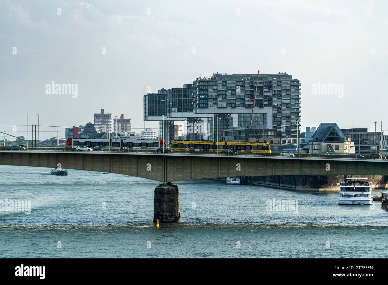 Blick auf den Rhein, die Deutz-Brücke und das Bürozentrum Kranhaus, Köln Deutschland Stockfoto