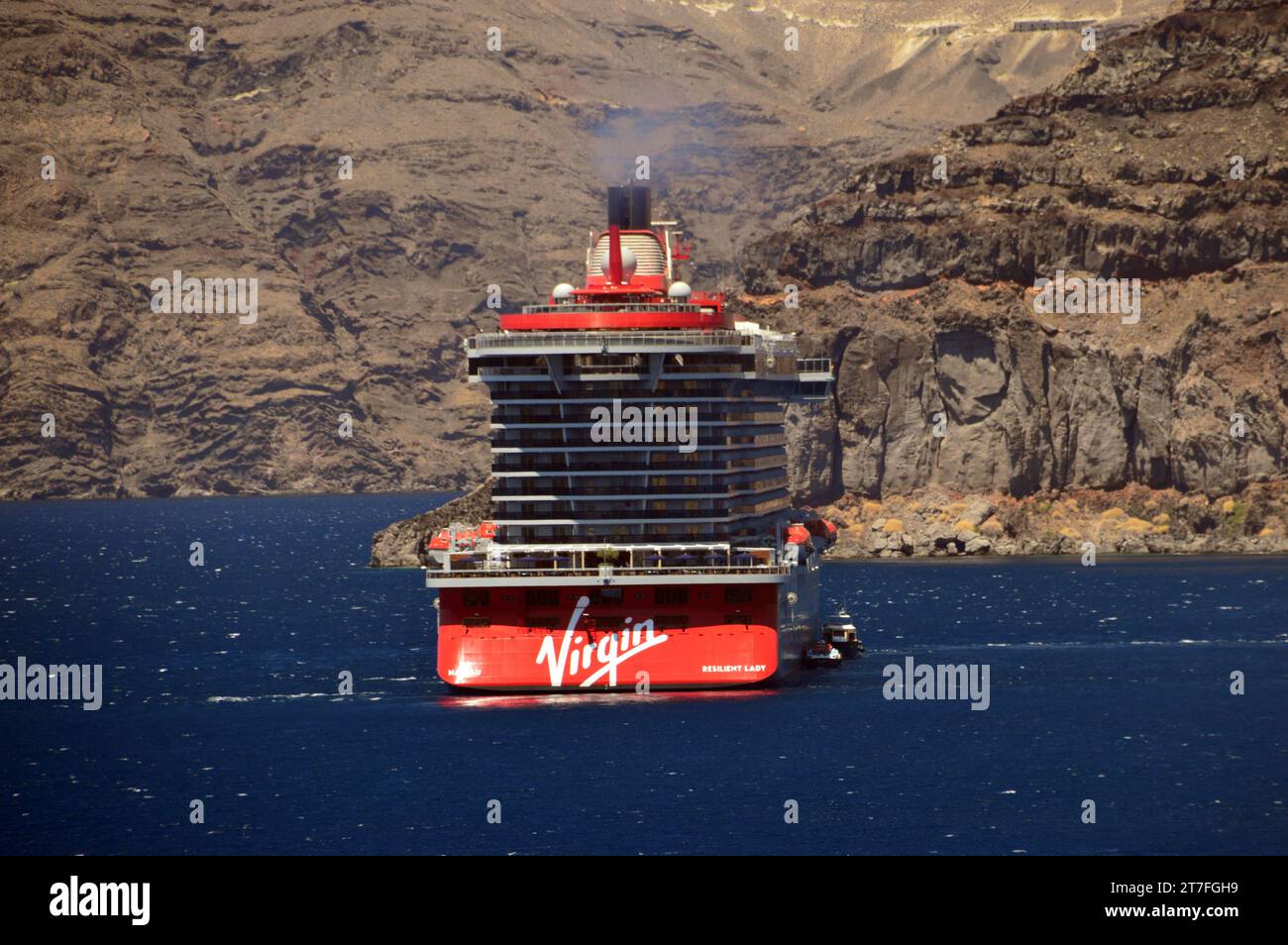 Virgin Voyages Luxuskreuzschiff „Resilient Lady“ unter den Klippen von Santorin, Kykladen, Ägäis, Griechenland, EU. Stockfoto
