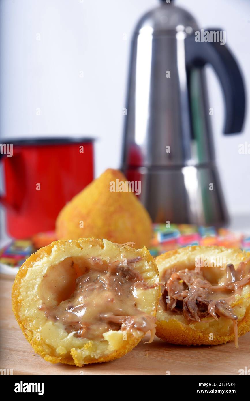 Coxinha traditioneller brasilianischer Snack Huhn Coxinha. Kartoffelknödel gefüllt mit Hühnchen und getrocknetem Fleisch brasilianisches Streetfood Stockfoto