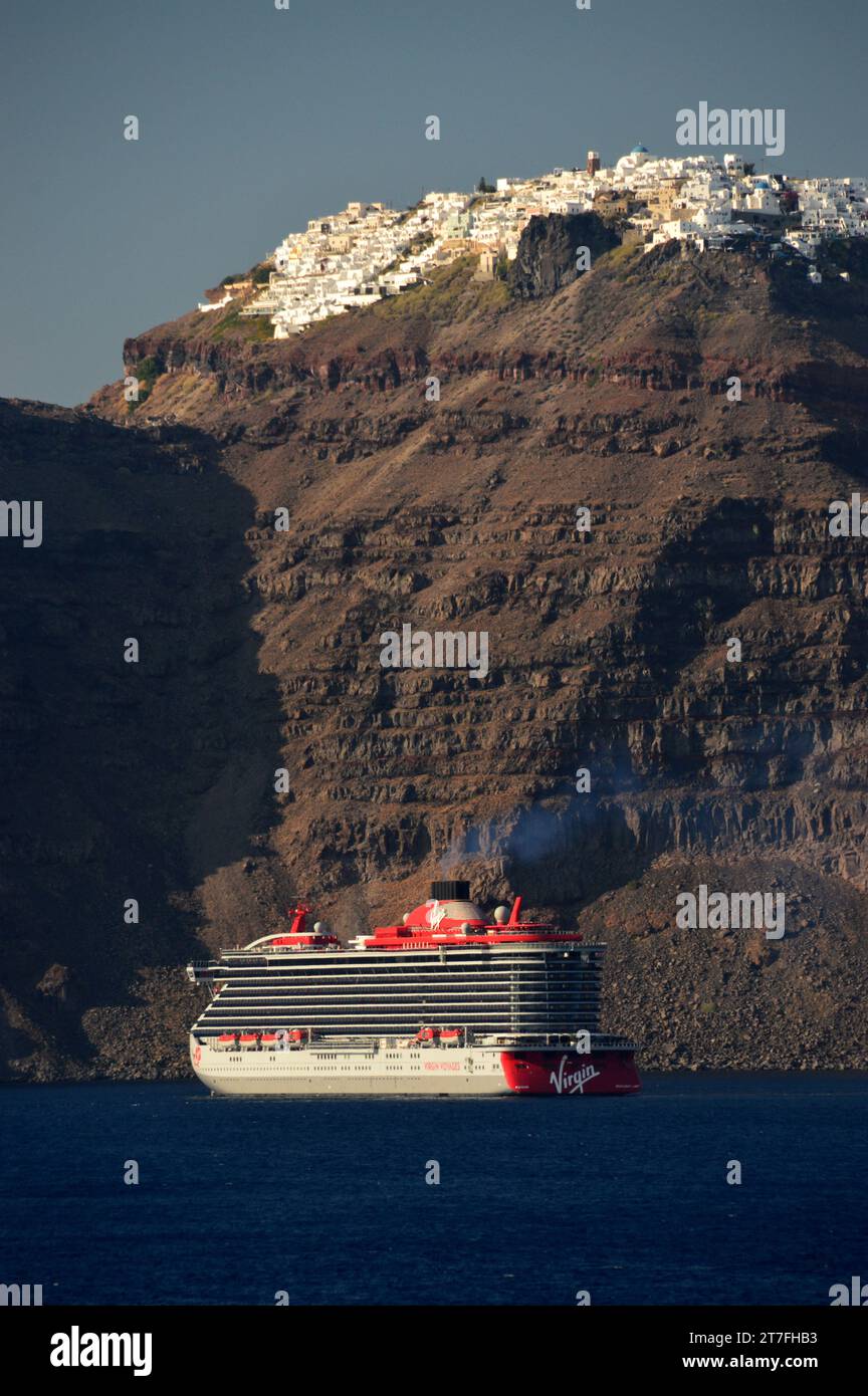 Virgin Voyages Luxuskreuzschiff „Resilient Lady“ unter den Klippen von Santorin, Kykladen, Ägäis, Griechenland, EU. Stockfoto