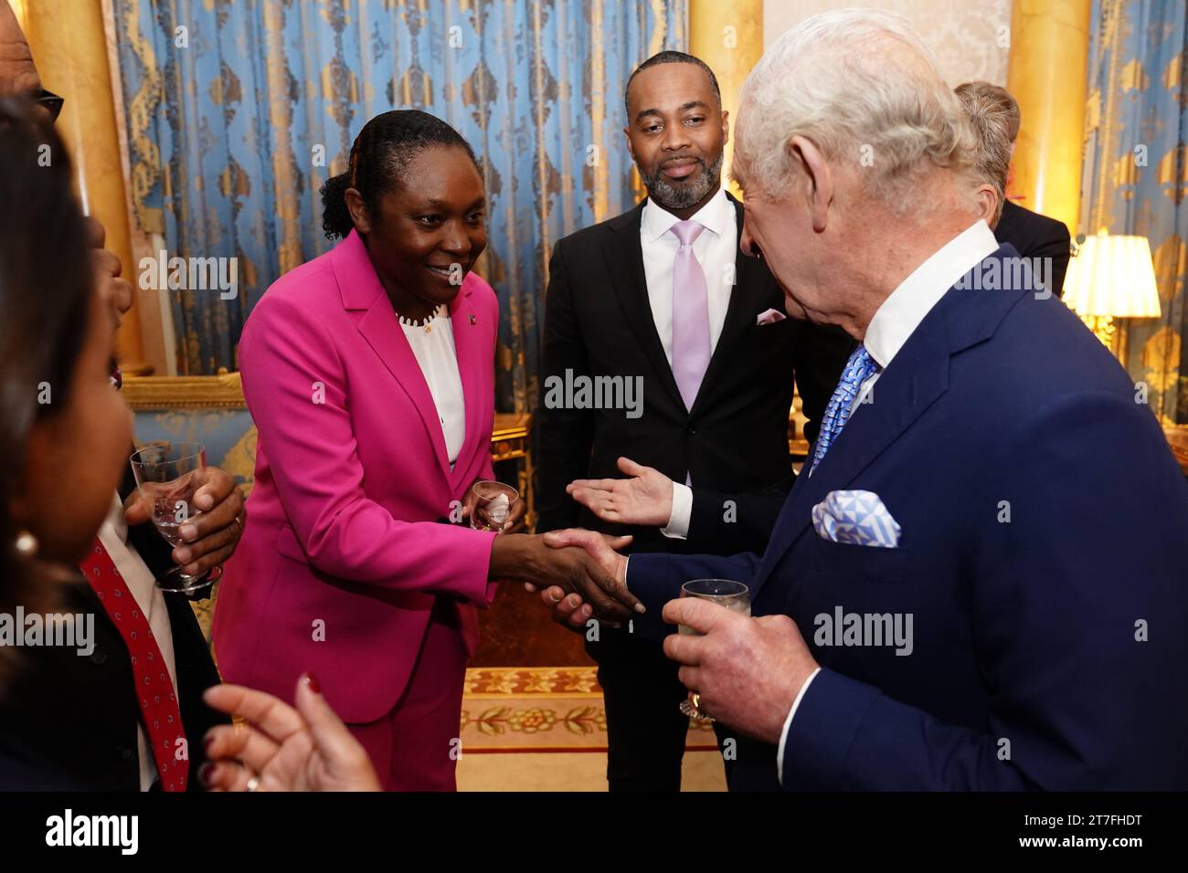 König Karl III. Mit dem Gouverneur von Bermuda Rena Lalgie und dem Premierminister und Finanzminister von Bermuda David Burt während eines Empfangs im Buckingham Palace, London, für Delegierte des Ministerrates der Überseegebiete. Bilddatum: Mittwoch, 15. November 2023. Stockfoto