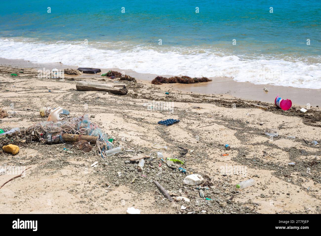 Müll am Meer. Dreckiger Strand, Umweltproblem. Stockfoto