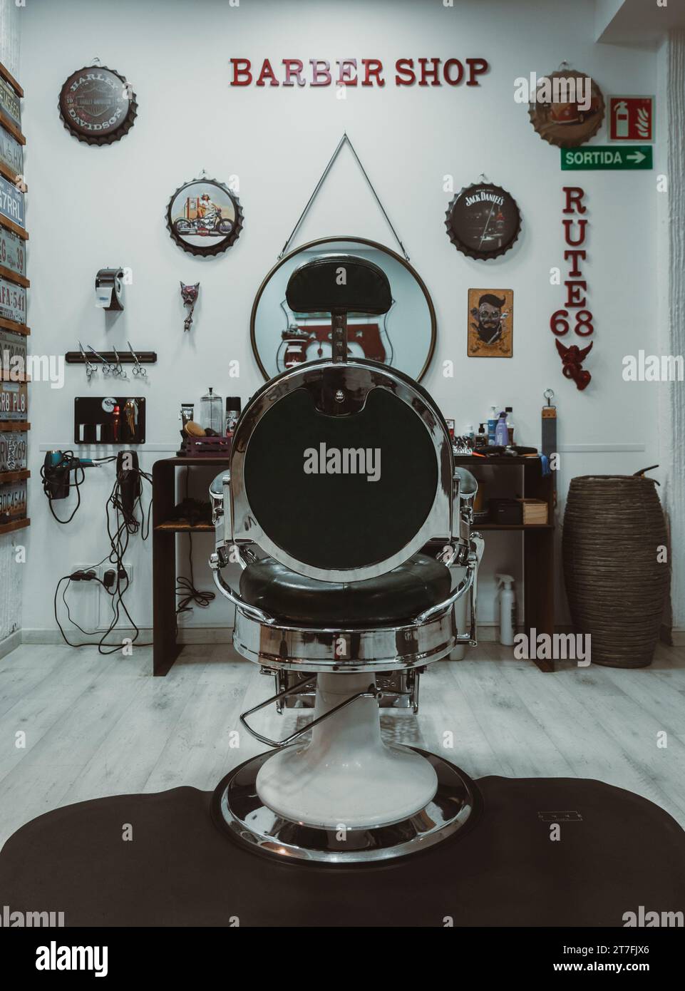 Innenaufnahme eines modernen Friseurshops mit mehreren Stühlen, Haartrockner und Spiegeln Stockfoto