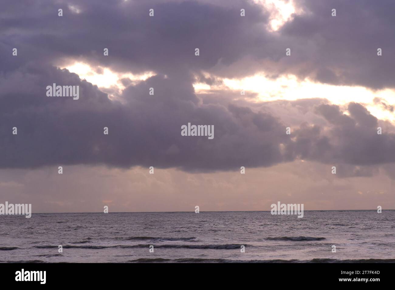 Sonnenuntergang am Strand Strand Strand Sand mit Meer Wellen Urlaub Ruhe Meer Bild Stockfoto