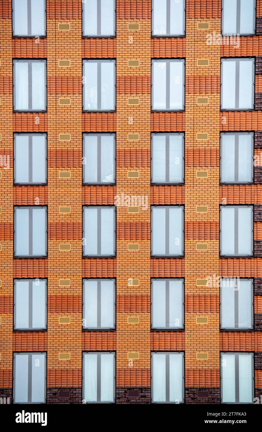 Detail der Fenster in einem Appartementgebäude Stockfoto