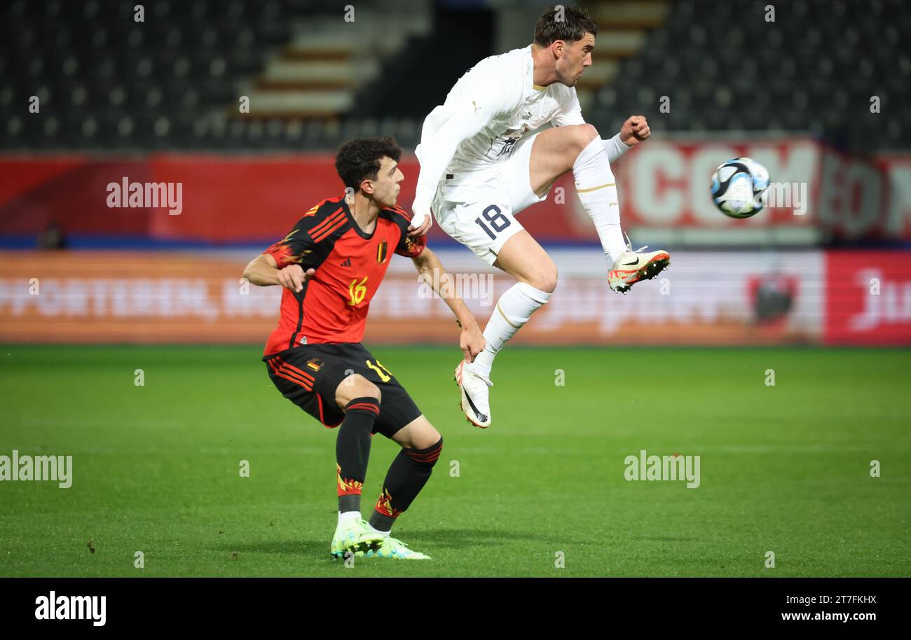 Leuven, Belgien. November 2023. Die belgischen Ameen Al-Dakhil und der serbische Dusan Vlahovic kämpfen um den Ball während eines Freundschaftsspiels zwischen der belgischen Fußballnationalmannschaft Red Devils und Serbien am Mittwoch, den 15. November 2023, im King Power-Stadion den Dreef in Leuven. Der Standort hat sich gestern geändert, weil das Feld des King Baudouin Stadions in Brüssel überflutet wurde. BELGA PHOTO VIRGINIE LEFOUR Credit: Belga News Agency/Alamy Live News Stockfoto