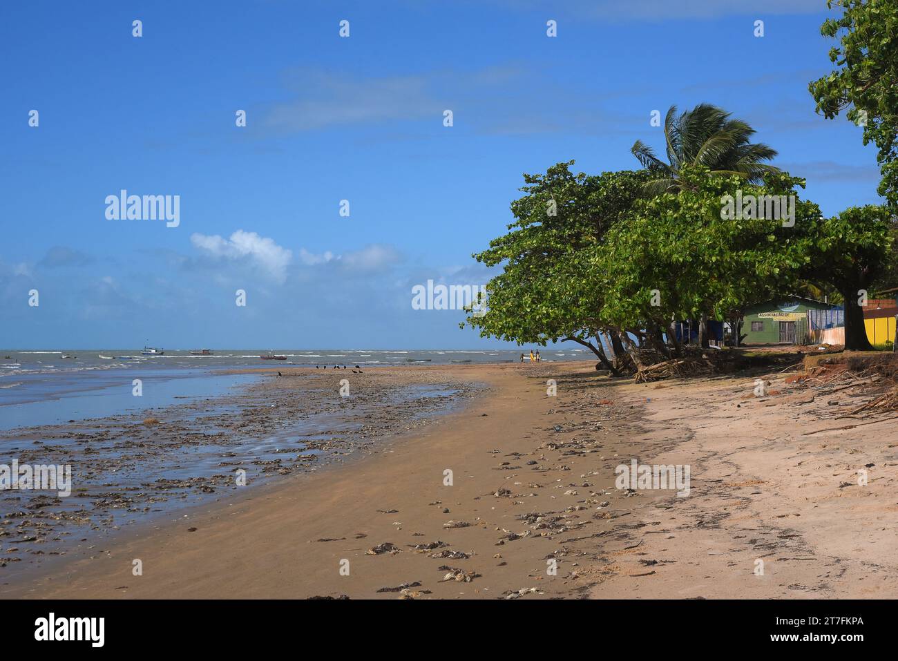 Bahia, Brasilien - 7. September 2023 - Fischerboot vor Anker am Meeresrand, bei Regen bei geschlossenem Wetter Stockfoto