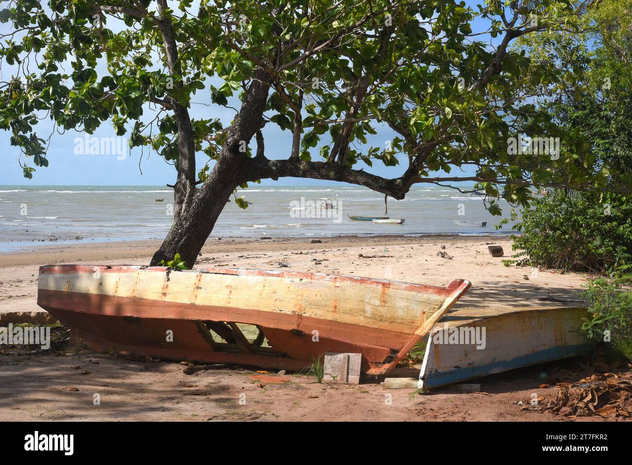 Bahia, Brasilien - 7. September 2023 - das alte Fischerboot wurde am Strand verlassen und beschädigte das Meer Stockfoto