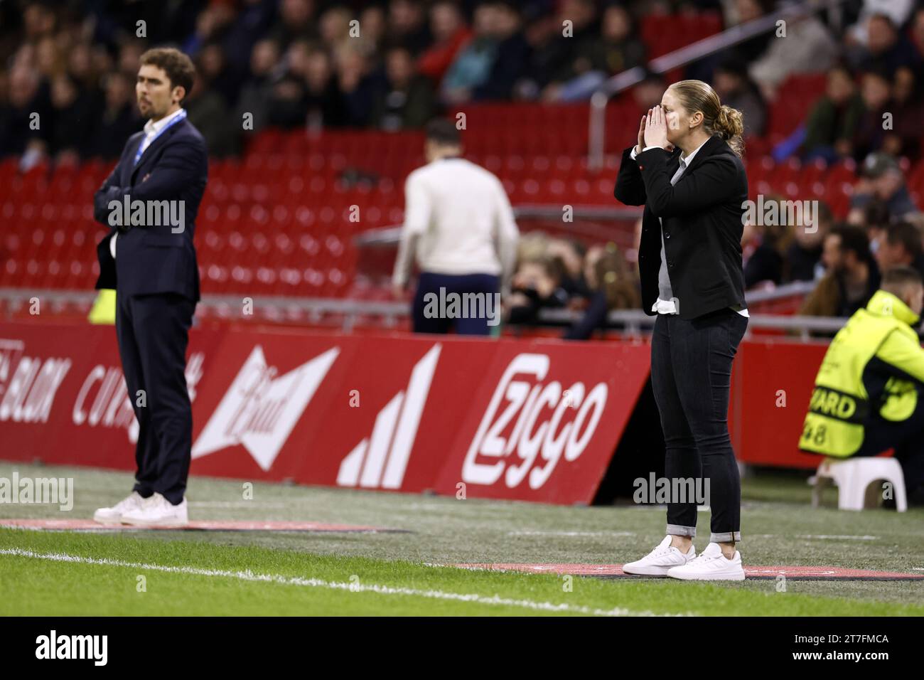 AMSTERDAM - PSG-Trainer Jocelyn Precheur, Ajax-Trainer Suzanne Bakker beim UEFA Women's Champions League Spiel in Gruppe C zwischen Ajax Amsterdam und Paris Saint Germain in der Johan Cruijff Arena am 15. November 2023 in Amsterdam, Niederlande. ANP MAURICE VAN STEEN Stockfoto