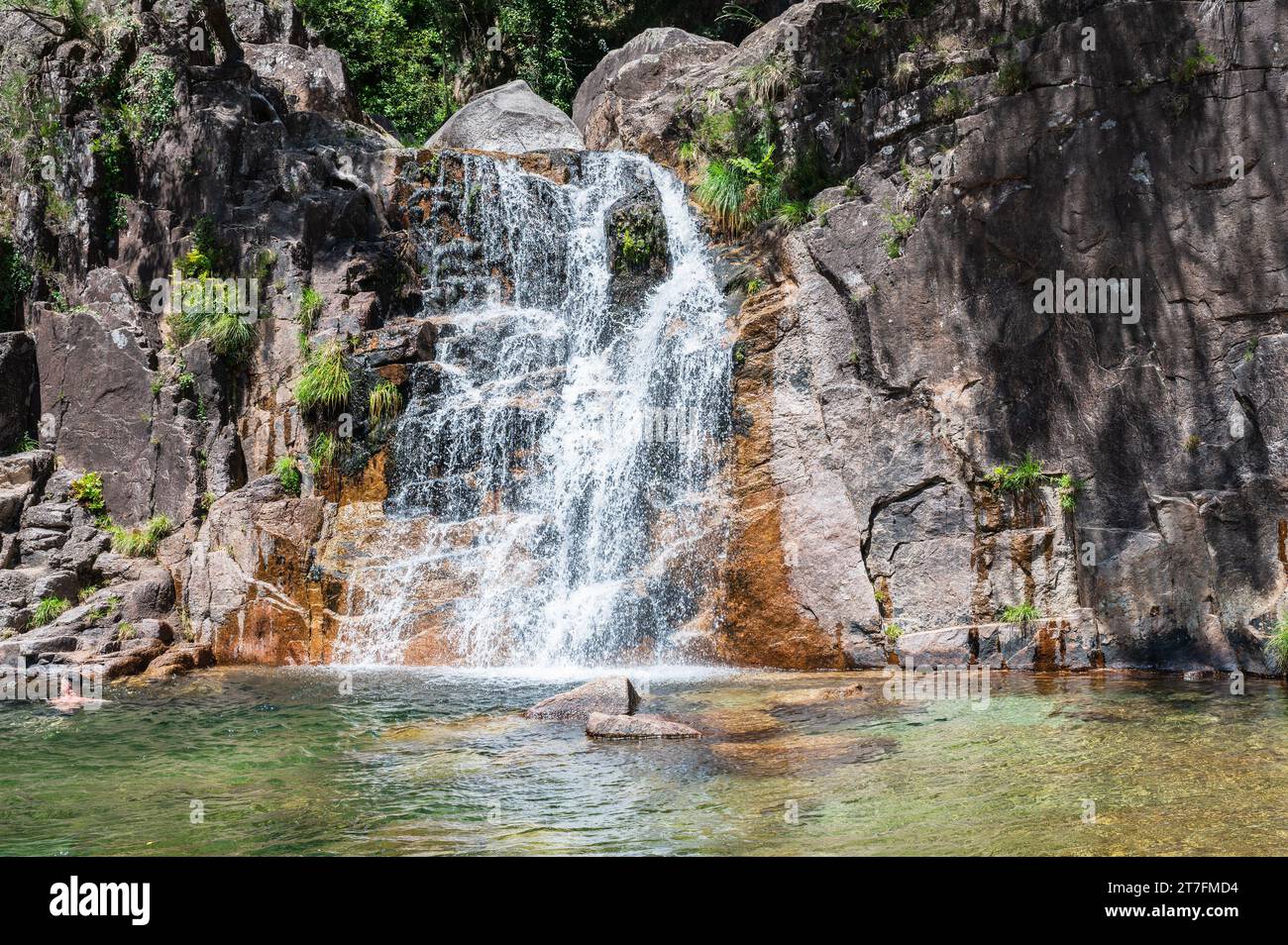 Der Wasserfall Cascata do Tahiti oder auch Fecha de Barcas im Norden Portugals liegt in der Nähe von Ermida in der Region Braga, Peneda Geres Nationalpark Stockfoto