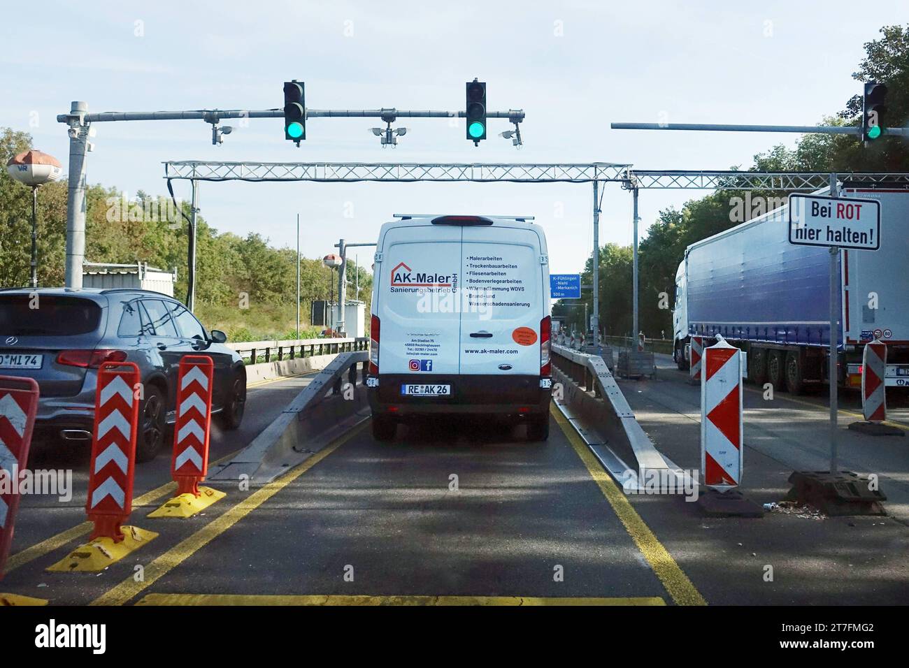 02.10.2023, Köln, Nordrhein-Westfalen, GER - Ampelanlage auf der A1 vor der Rheinbrücke Leverkusen. Seit Ende September 2016 sichern Sie mehrere Ampel- und Schrankenanlagen die sanierungsbeduerftige Leverkusener Rheinbruecke vor zu schweren Fahrzeugen. A1, Alltag, Ampel, Ampelanlage, aussen, Aussenaufnahme, Autobahn, Autos, Autoverkehr, BAB 1, Bauarbeiten, Baustelle, Bundesautobahn 1, deutsch, Deutschland, Europa, europaeisch, Fahrbahn, Fahrbahnerneuerung, Fahrzeuge, Gesellschaft, Gewichtsbeschraenkung, Herbst, Jahreszeit, Köln, Kraftfahrzeuge, Laster, Lastkraftwagen, LKW, Nordrhein-Westfalen, Stockfoto